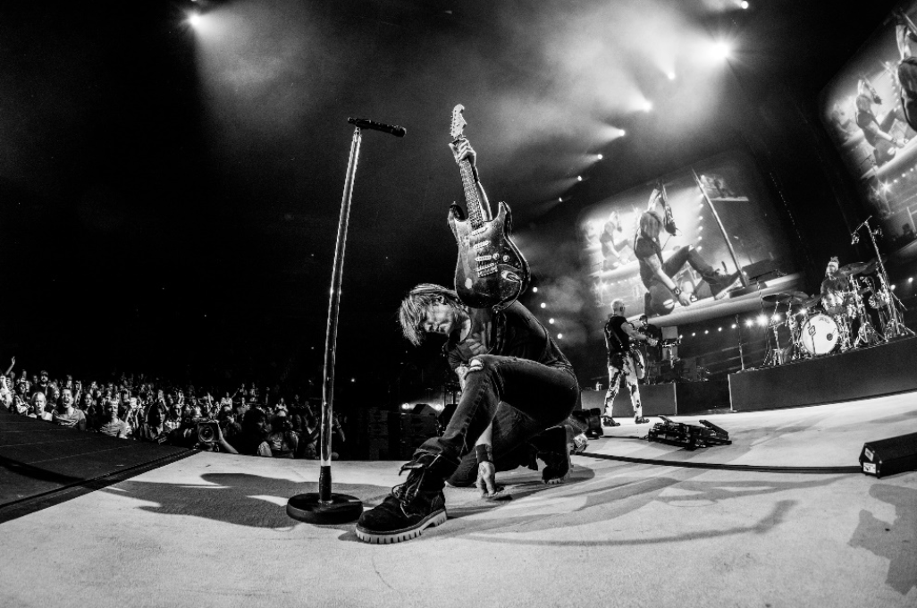 Keith Urban To Release Live Version Of "Long Hot Summer" On July 25th; First Live Release From His "High And Alive World Tour"