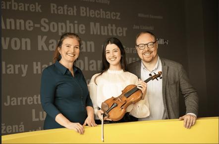 Deutsche Grammophon Signs Menuhin Competition-Winner Maria Duenas