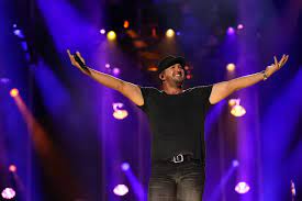 Luke Bryan Celebrates 30 No 1 Singles With A Little Help From His Friends!