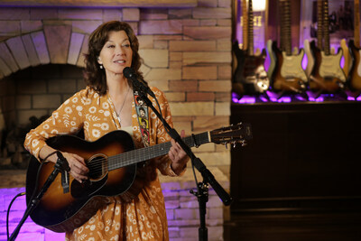 Amy Grant's Song "Trees We'll Never See" To Raise Alzheimer's Awareness This Holiday Season