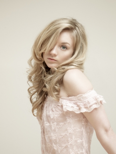 Emily Kinney Wins Over Rolling Stone With ''Heartfelt, Emotional Indie Rock,'' EP Out March 18, 2014