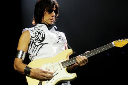 Jeff Beck Signs Exclusive Book Publishing Deal
