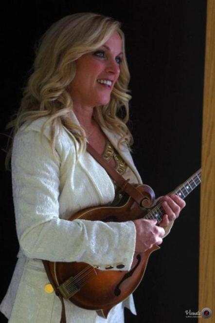 Rhonda Vincent Goes From 'All-American Bluegrass Girl' To Global Genre-Crossing Trailblazer