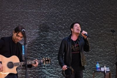 Train's Pat Monahan Helps Raise $122,000 To Launch Homeaid Los Angeles Chapter