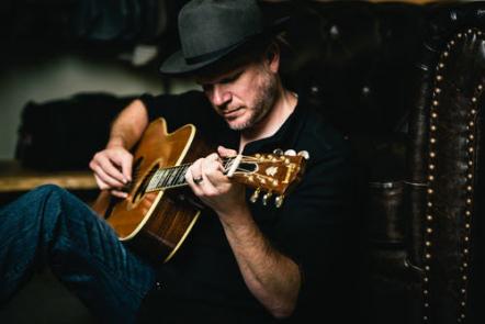 Jason Eady Shares "Waiting To Shine" From Self-Titled Album Out April 21, 2017