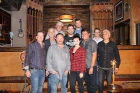 Country Star Josh Gracin Partners With 117 Management, Reviver Records