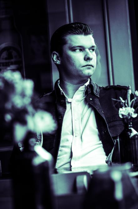 Melodic, Folk-Rock Artist Scott Lloyd Based In Manchester Launches His New Single Living In The Dark On Aardvark Records UK