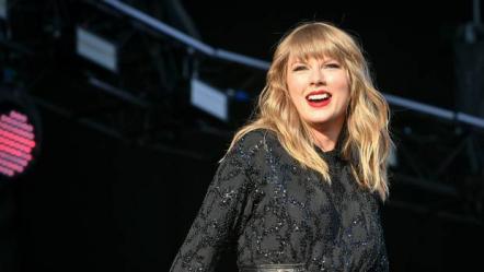 Taylor Swift Signs Exclusive Global Recording Agreement With Universal Music Group