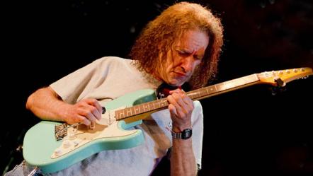 Guitar Legend Scott Henderson Offers 10-Week Course Teaching Basic Steps To Improvisation And General Organization On The Guitar