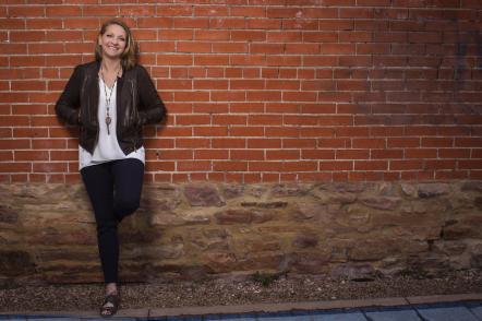 Colorado Artist Lisa Bell To Release New Album In September