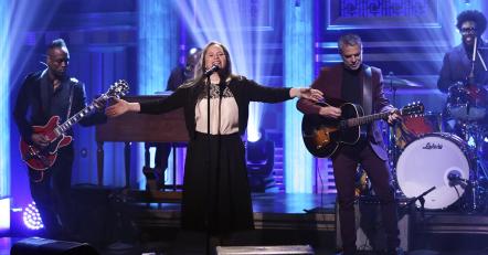 Natalie Merchant Performs On "The Tonight Show"