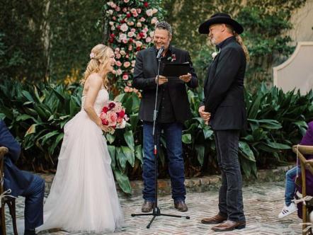 Trace Adkins Marries Victoria Pratt With An Assist From Blake Shelton!