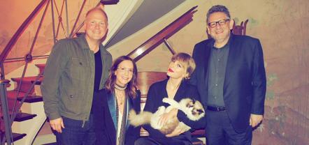 Taylor Swift Signs Exclusive Global Publishing Agreement With Universal Music Publishing Groupitle