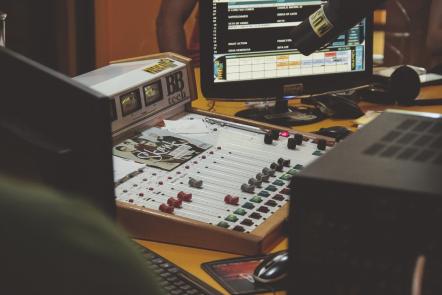 Know How To Spot A Chart Topper? Become A Music Producer!