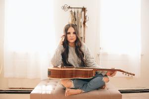 Lauren Davidson Releases Breakup Anthem 'Thinking About You'