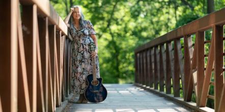 Evelynne Ross Releases New Song 'Old Oak Tree'